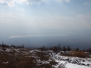 ����E����