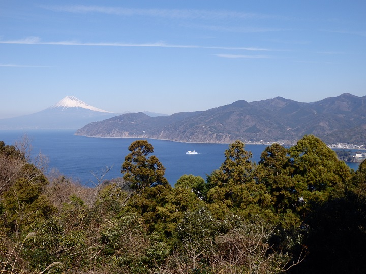 ���ɓ������E�ێR�R�[�X